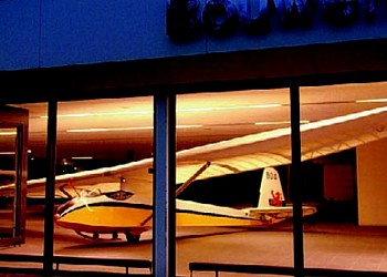 Oud zweefvliegtuig tijdelijk in voormalige BMW-showroom